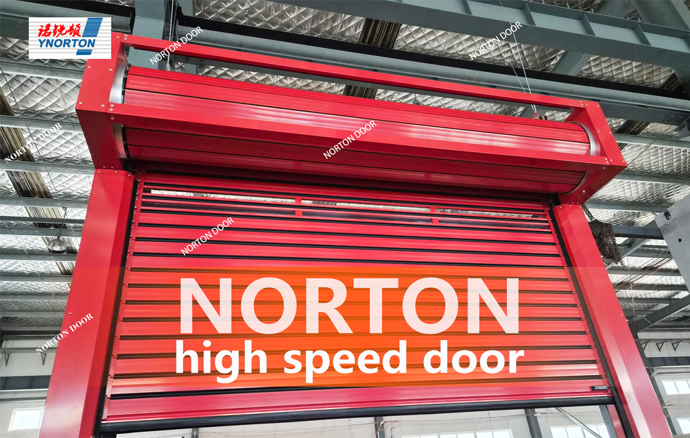 यो गोदाम दक्षता सुधार गर्न उच्च गति ढोका प्रयोग गर्दछ।